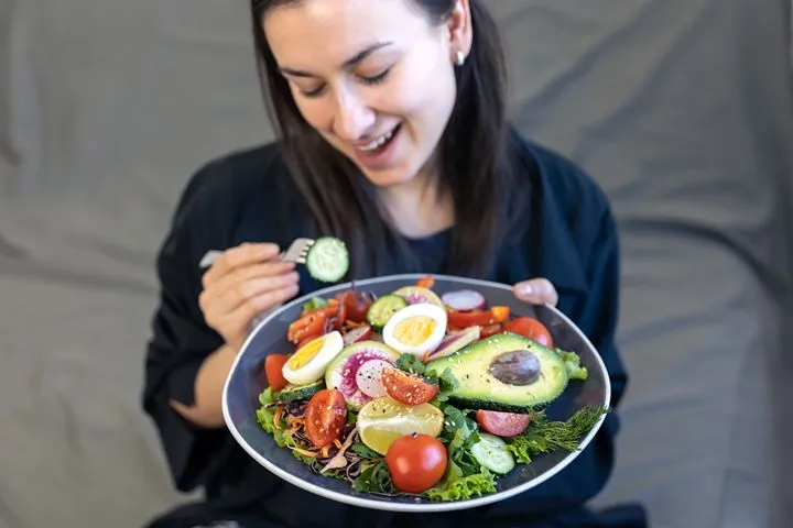 Woman eating a healthy meal mindfully at home