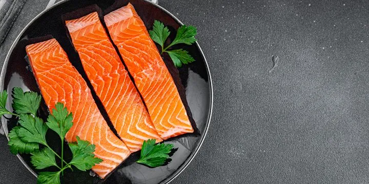 Raw salmon fillets — a core ketogenic diet food with omega-3 anti-inflammatory properties